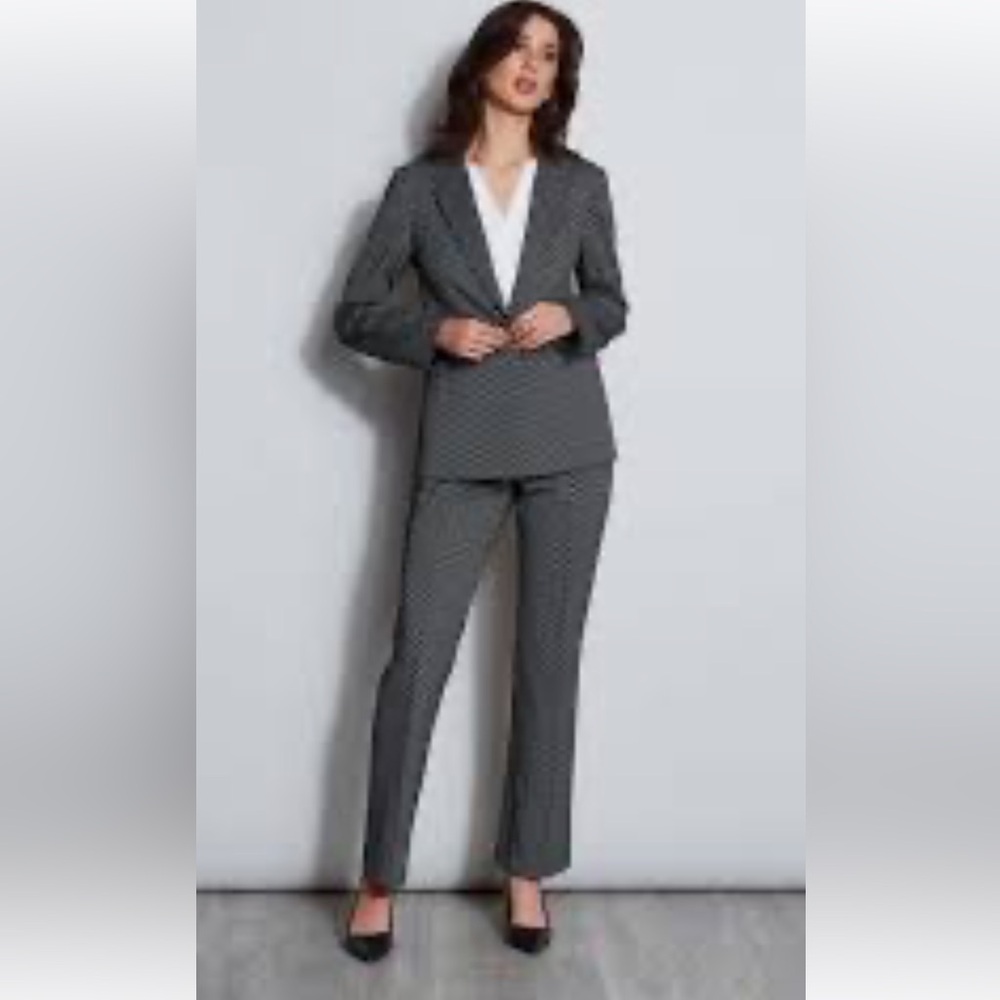 Gray TAHARI women’s blazer. 8